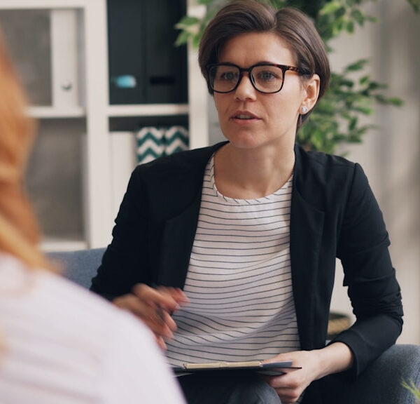 Pierwsza wizyta u psychoterapeuty – jak wygląda i jak się do niej przygotować?