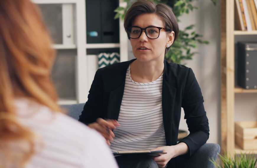 Pierwsza wizyta u psychoterapeuty – jak wygląda i jak się do niej przygotować?