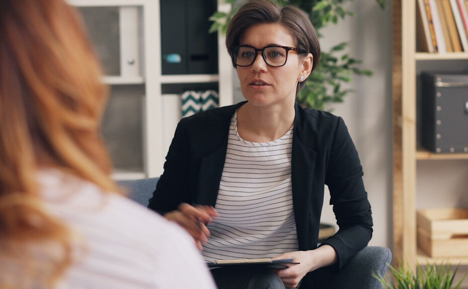 Pierwsza wizyta u psychoterapeuty – jak wygląda i jak się do niej przygotować?